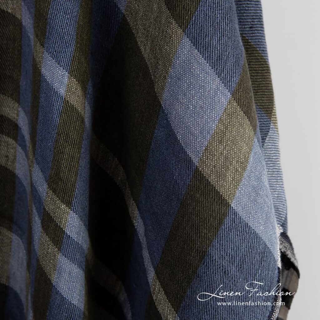 Tissu de lin à carreaux bleus et verts lavés 4 Linen fabric in blue and green checks, for clothes, scarves, home textile