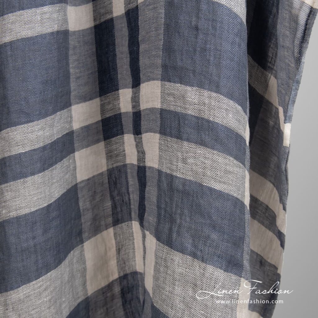 Tissu de lin à rayures grises lavées 3 Linen fabric in stripes, woven from several shades of grey, natural linen, black and white color yarns