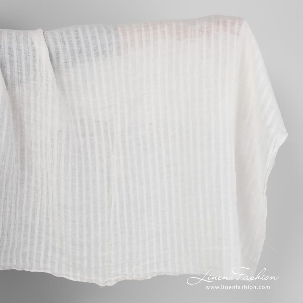 Tissu de lin rayé blanc cassé lavé 1 Washed off white striped linen fabric.