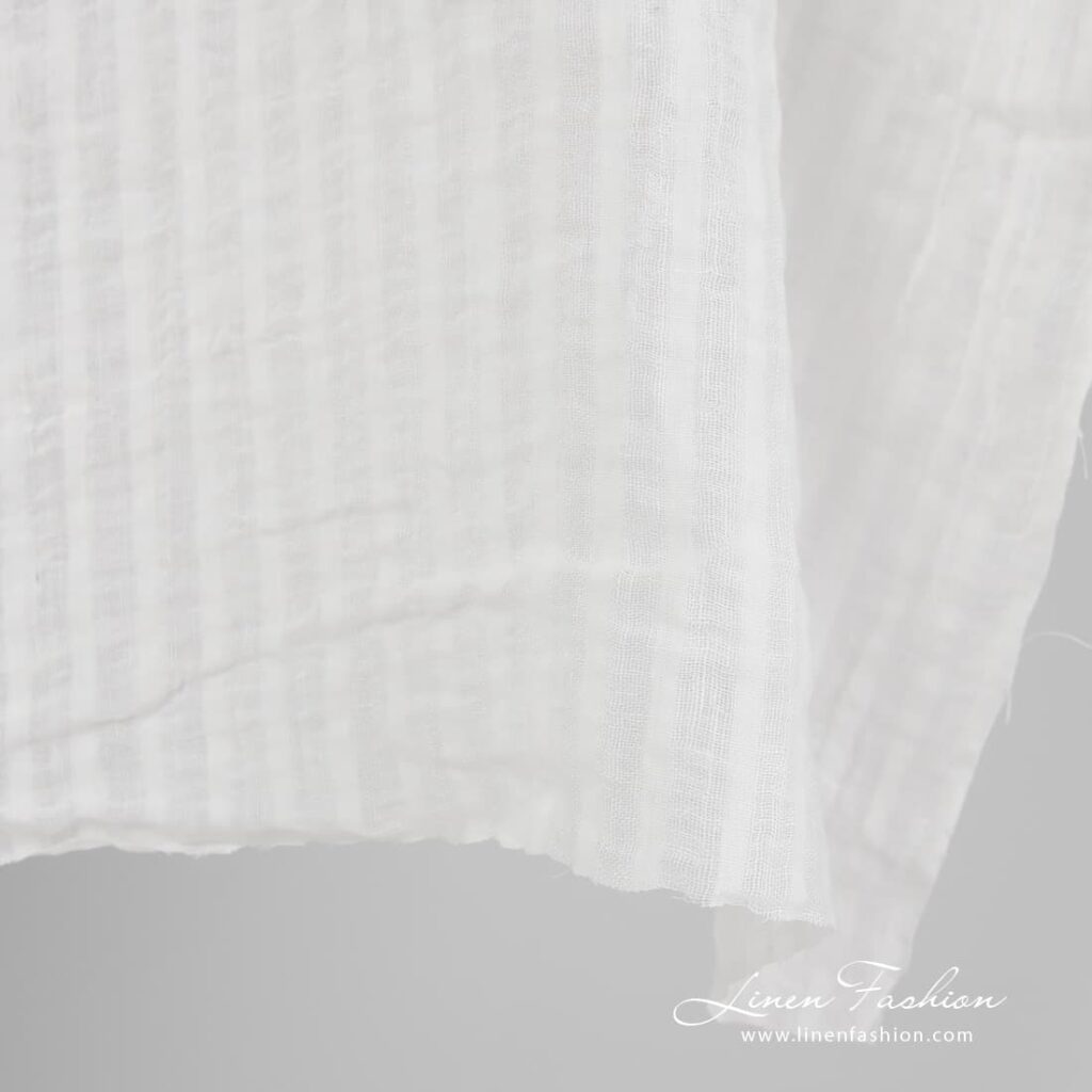 Tissu de lin rayé blanc cassé lavé 3 Striped 100% linen fabric in off white colour.