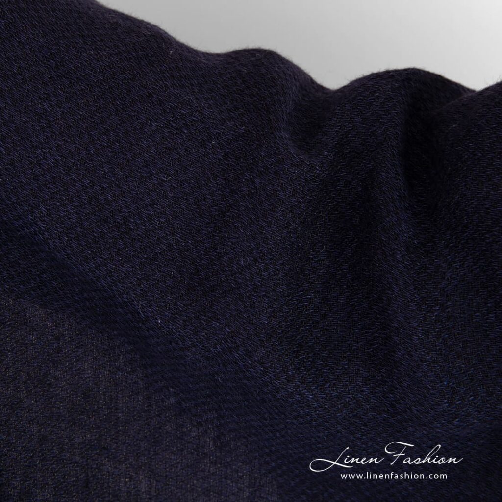 Tissu de lin bleu foncé ratiboisé lavé 2 Dark blue linen fabric in fine delicate design