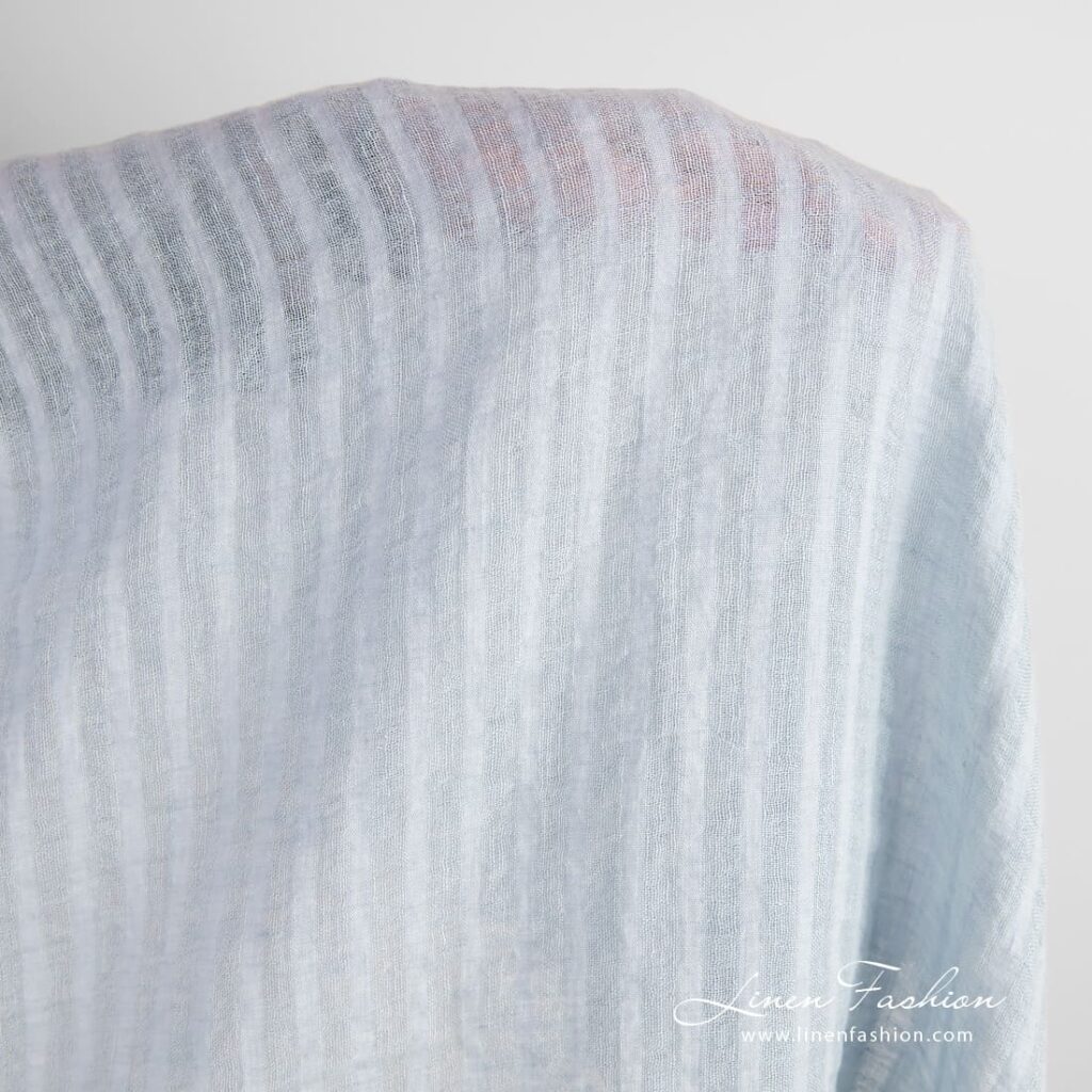 Tissu de lin bleu à rayures transparentes lavé 2 Blue linen fabric in vertical stripes