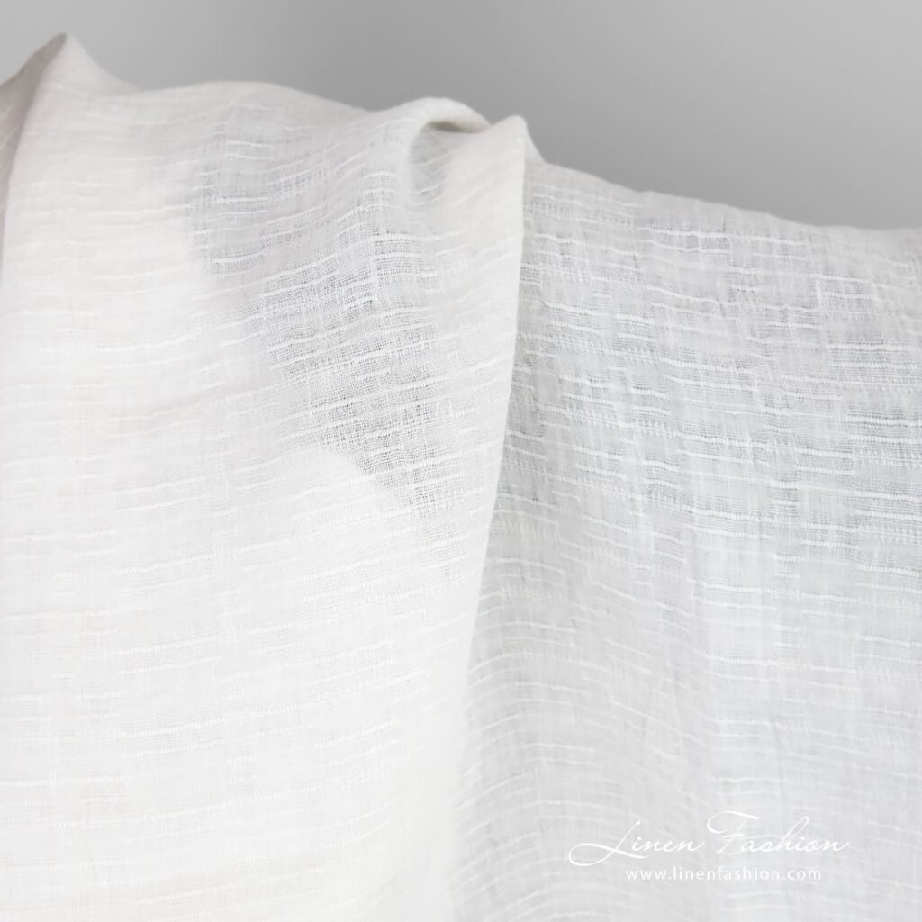Tissu de lin blanc avec lignes texturées lavées 3 White linen fabric in horizontal stripes