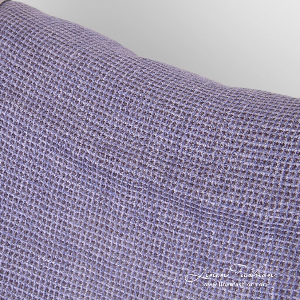 Tissu de lin violet à motif gaufré lavé 2 Linen fabric woven from several shades of violet color yarns