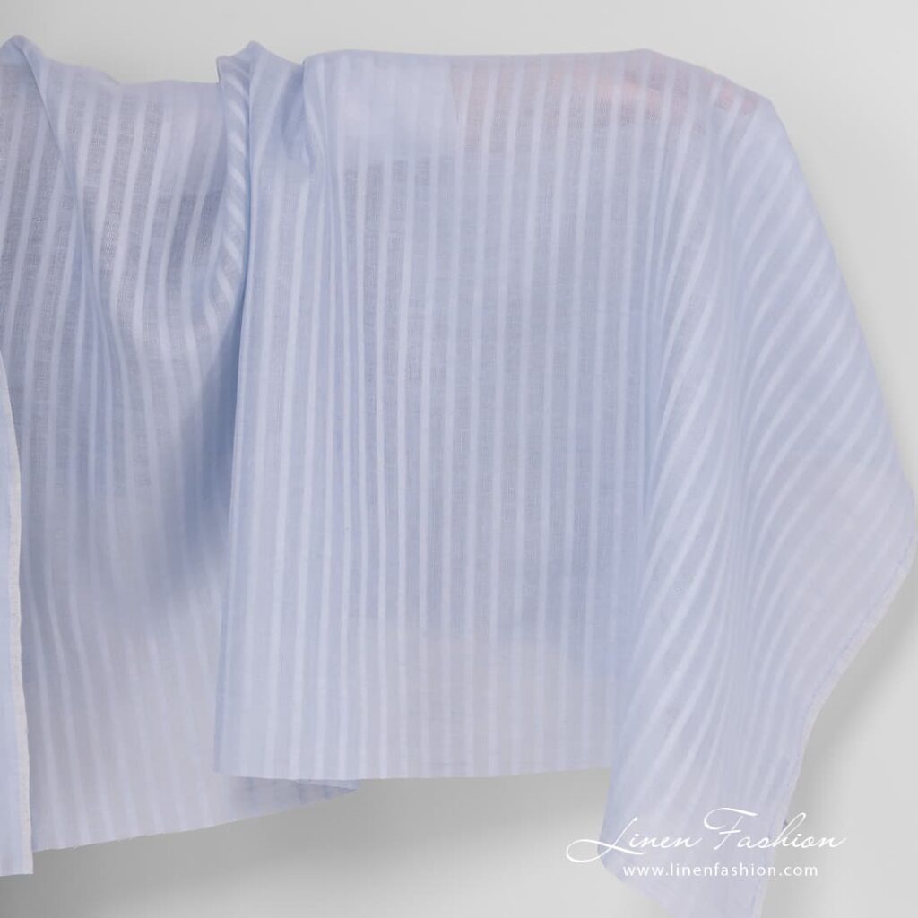 Tissu de lin bleu clair avec motif de rayures à tissage ouvert 1 Light blue linen fabric with open weave pattern.