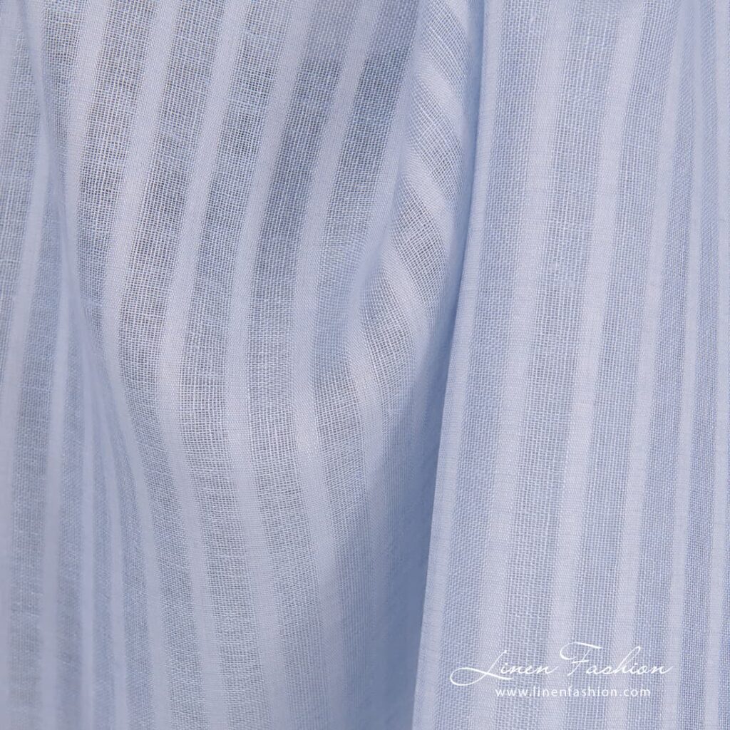 Tissu de lin bleu clair avec motif de rayures à tissage ouvert 2 Striped light blue linen fabric.