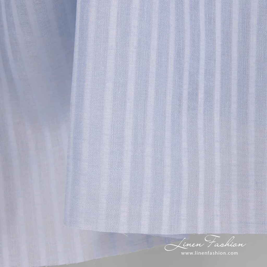 Tissu de lin bleu clair avec motif de rayures à tissage ouvert 3 100% linen fabric in light blue colour.