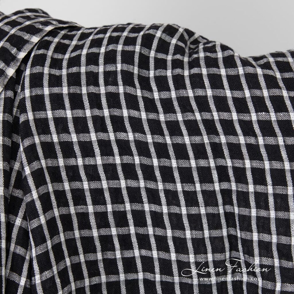 Tissu de lin noir à carreaux blancs lavés 2 Black linen fabric in white checks, washed