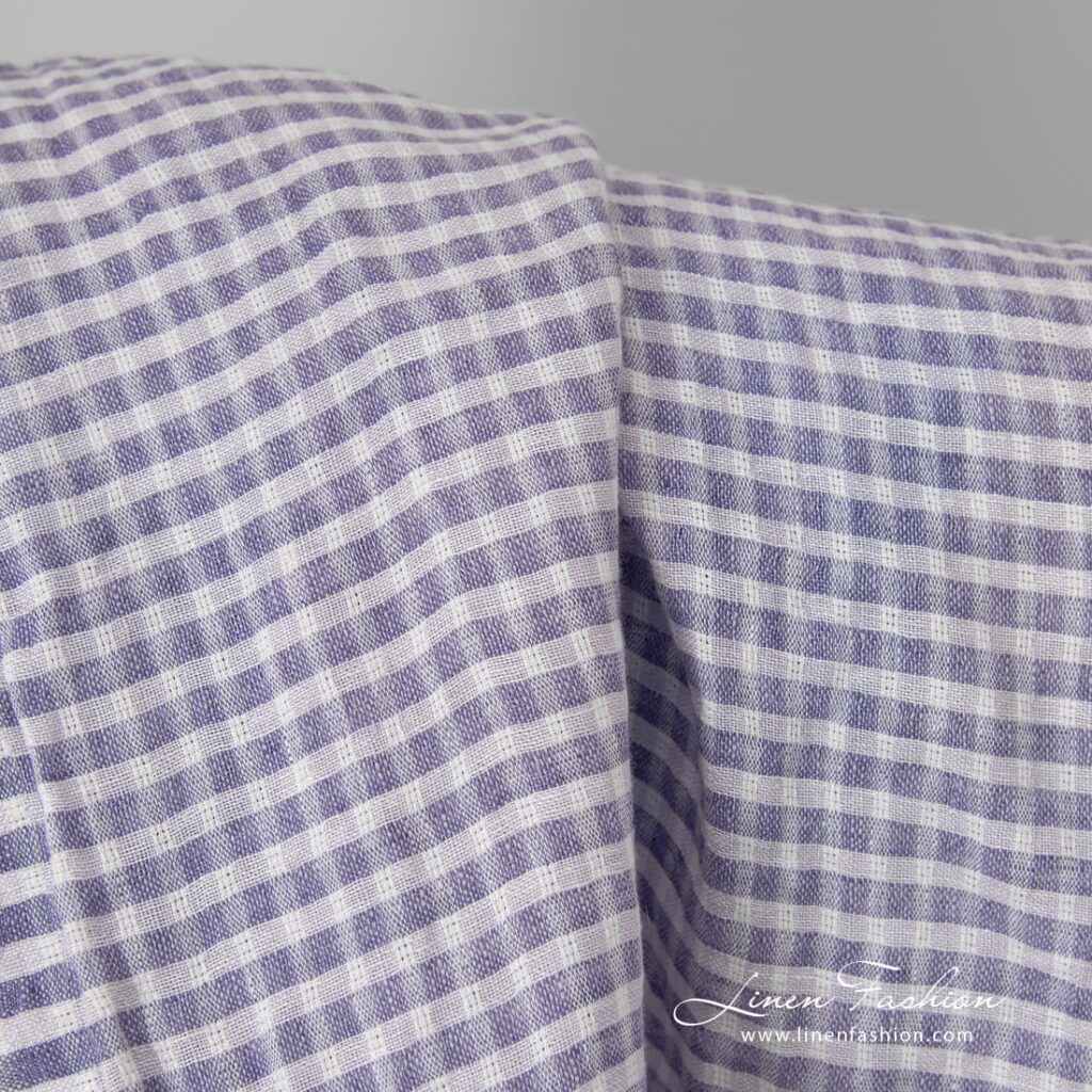 Tissu de lin violet à carreaux transparents lavés 3 violet linen transparent checks, open weave.