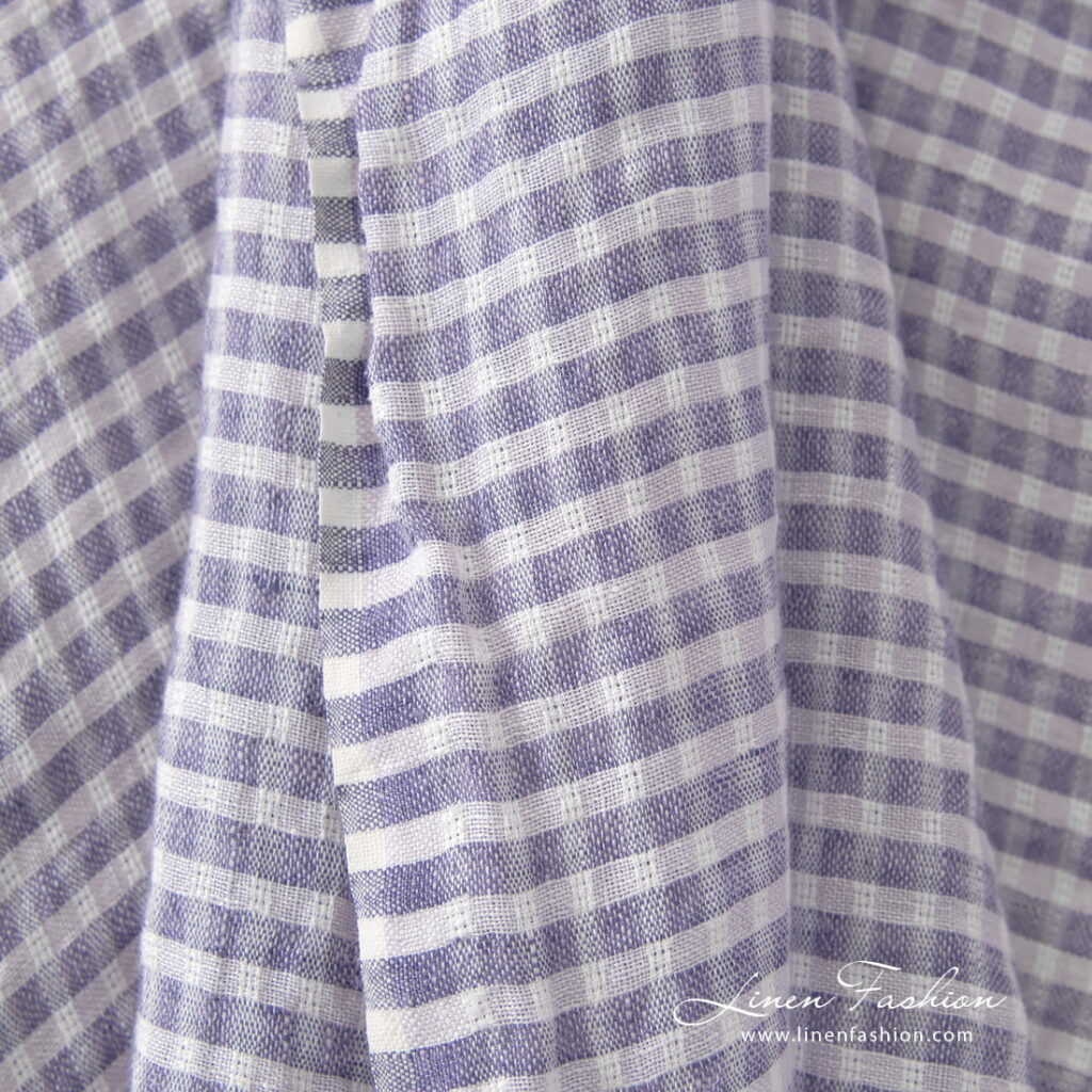 Tissu de lin violet à carreaux transparents lavés 4 violet linen transparent checks, light weight.