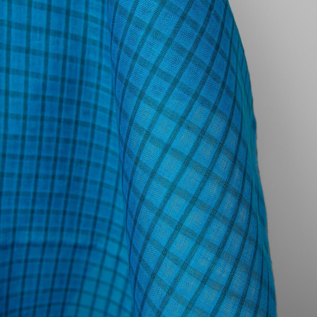 Tissu de lin à carreaux transparents bleu électrique et turquoise 3 Tissu de lin à carreaux transparents bleu électrique et turquoise – Image 3