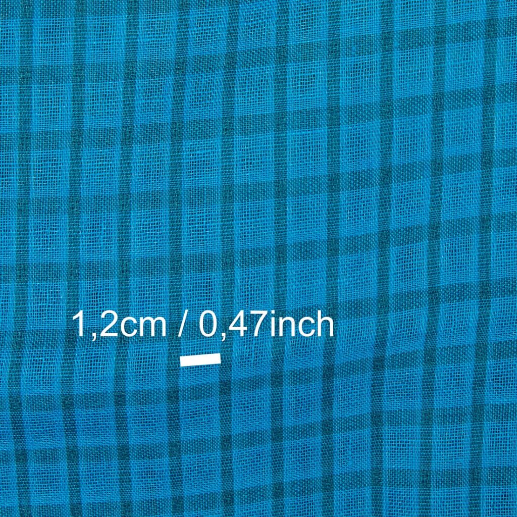 Tissu de lin à carreaux transparents bleu électrique et turquoise 4 Tissu de lin à carreaux transparents bleu électrique et turquoise – Image 4