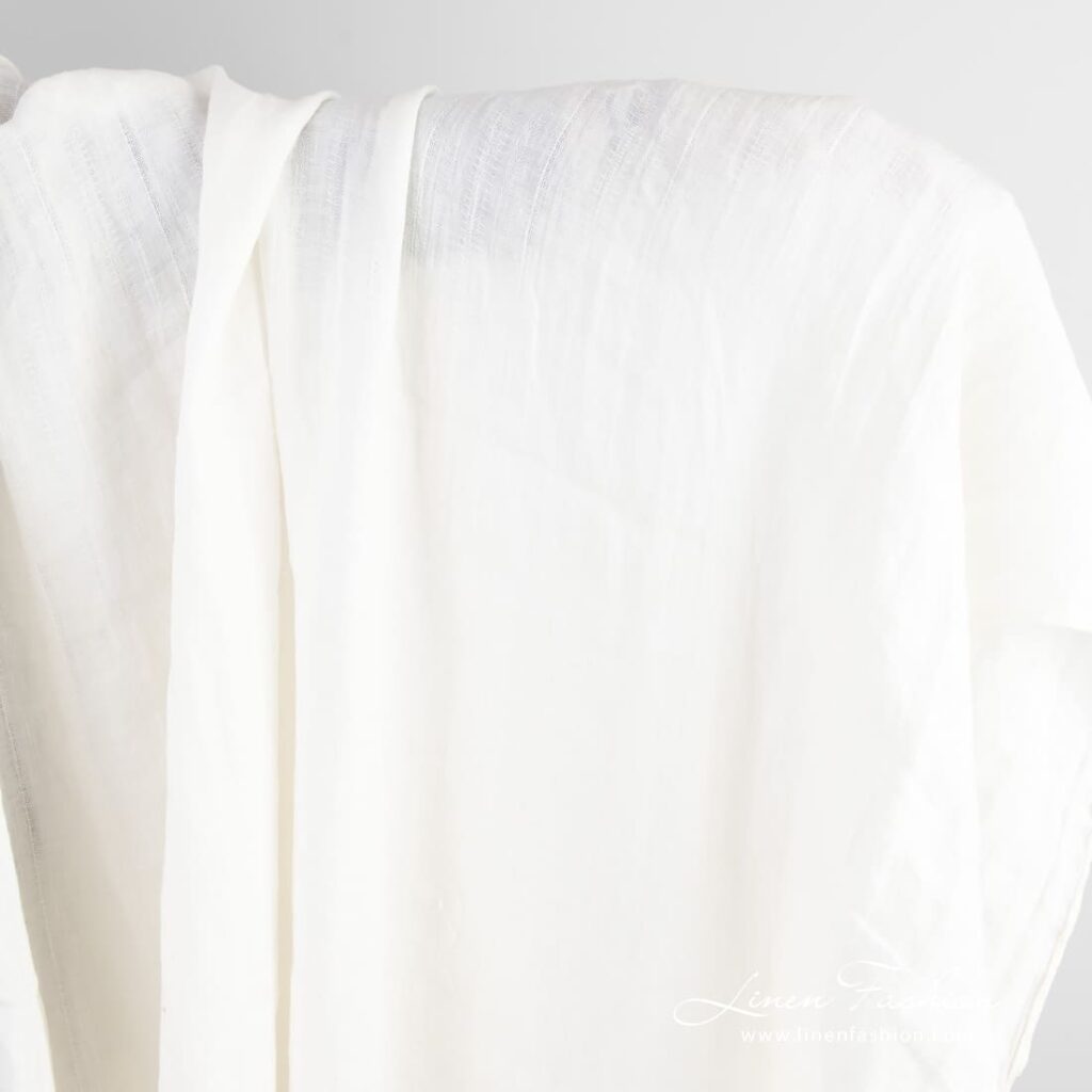 Tissu de lin blanc cassé avec de délicates rayures lavées 1 Off-white linen fabric