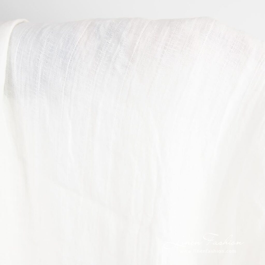 Tissu de lin blanc cassé avec de délicates rayures lavées 3 Off-white linen fabric with delicate vertical stripes