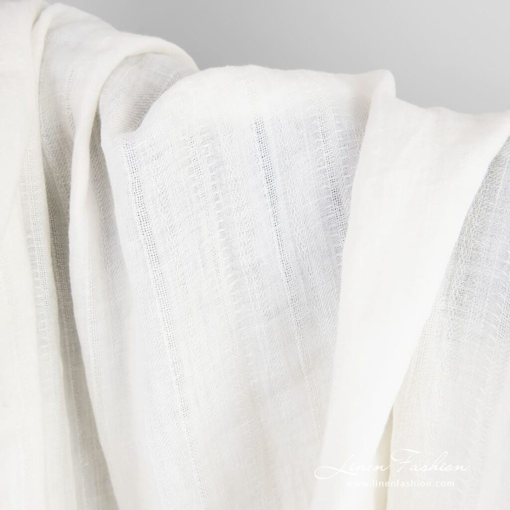 Tissu de lin blanc cassé avec de délicates rayures lavées 2 Off-white linen fabric with delicate stripes