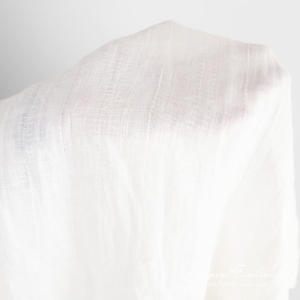 Tissu de lin blanc cassé avec de délicates rayures lavées 4 Off-white linen fabric, specially washed