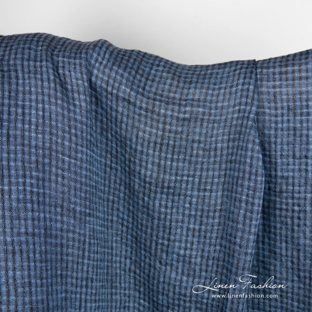 Tissu de lin à carreaux bleus transparents lavés 2 Linen fabric in blue transparent checks, specially washed