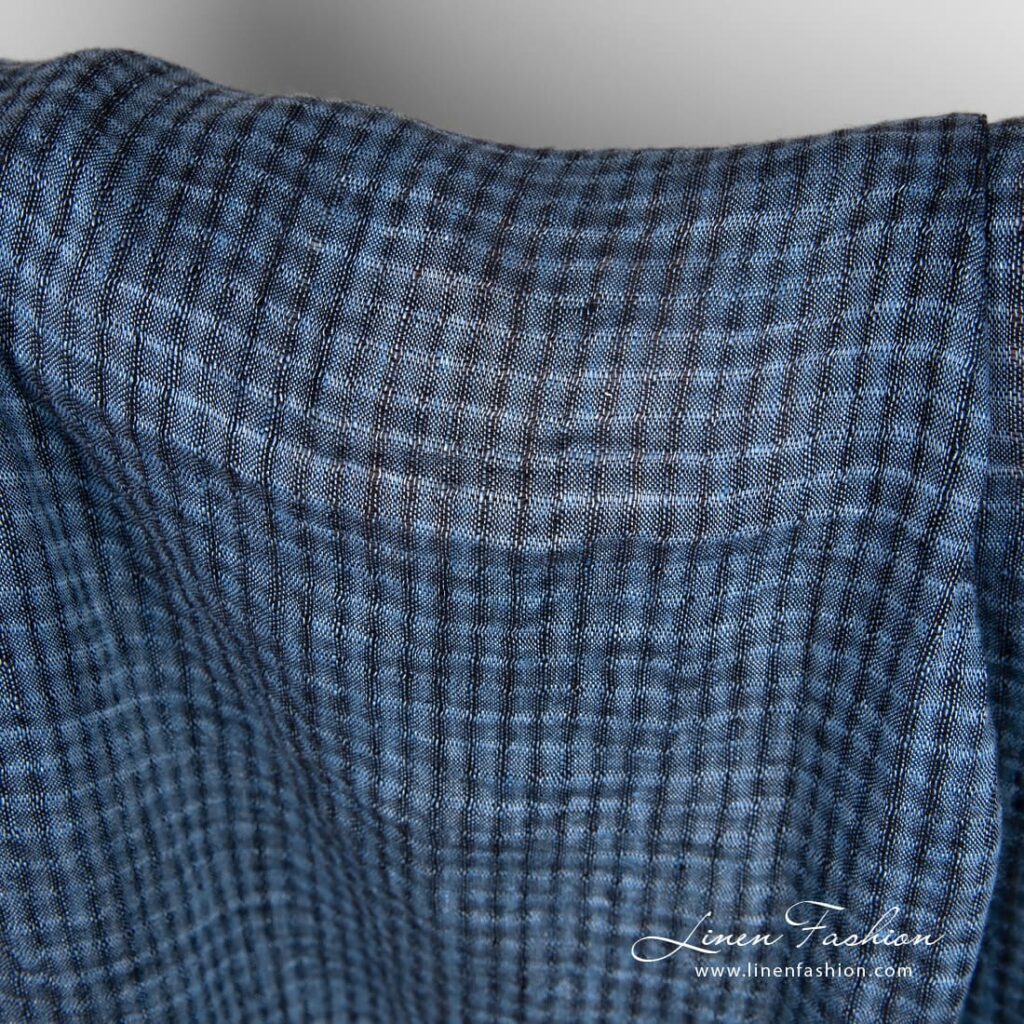Tissu de lin à carreaux bleus transparents lavés 4 Linen fabric in transparent checks, woven from blue and black yarns