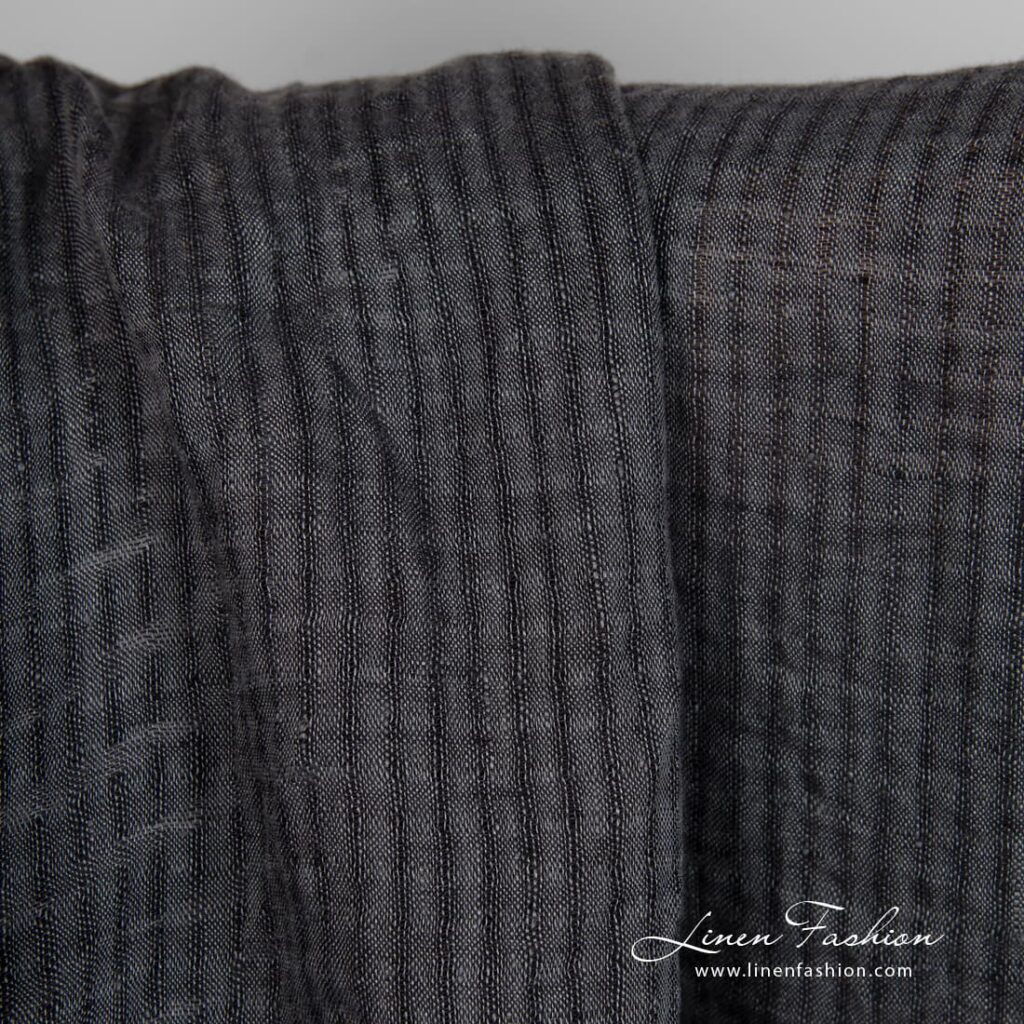 Tissu de lin gris foncé à carreaux transparents lavés 4 Linen fabric in transparent checks woven from black and dark grey yarns