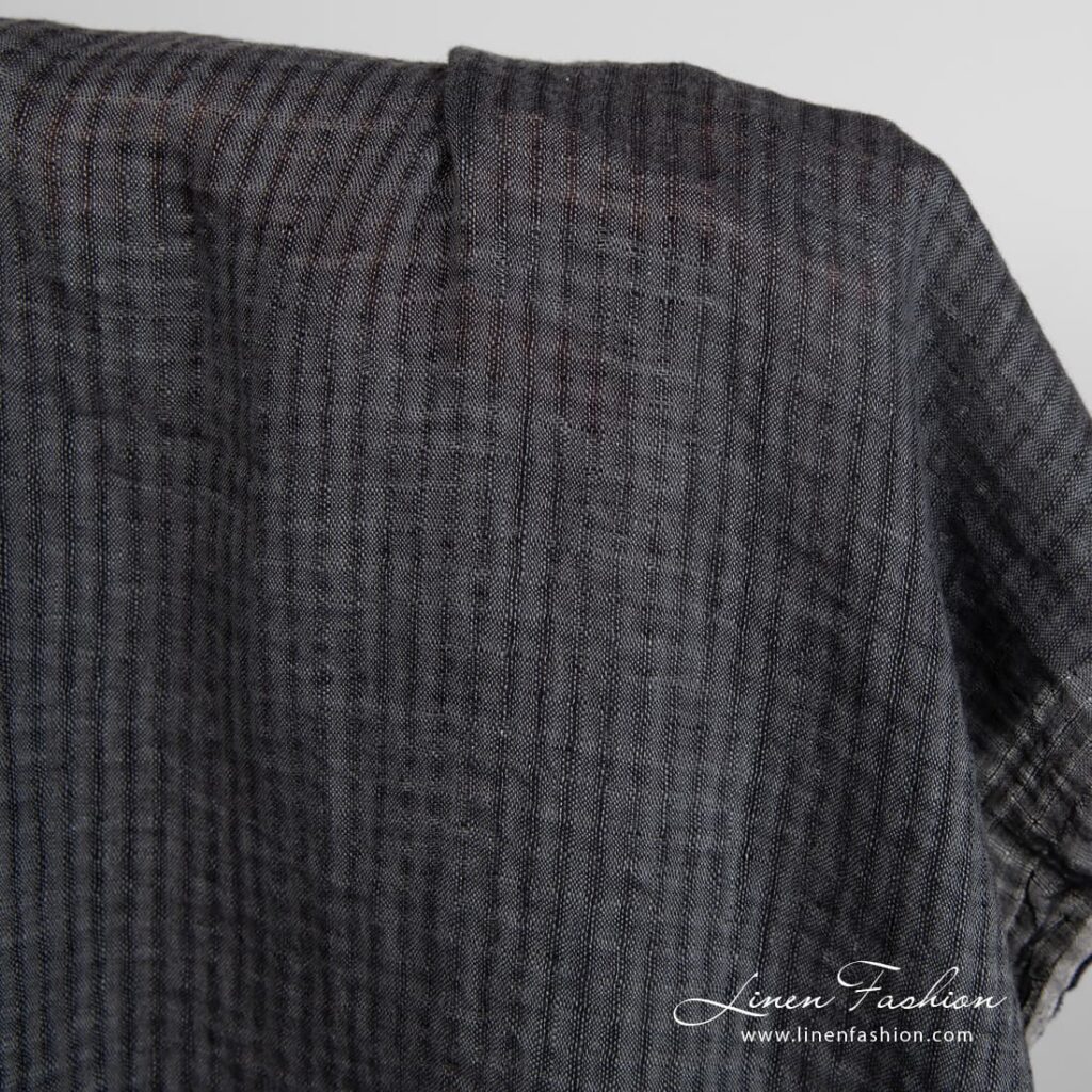 Tissu de lin gris foncé à carreaux transparents lavés 2 Dark grey linen fabric in transparent checks, specially washed to increase softness