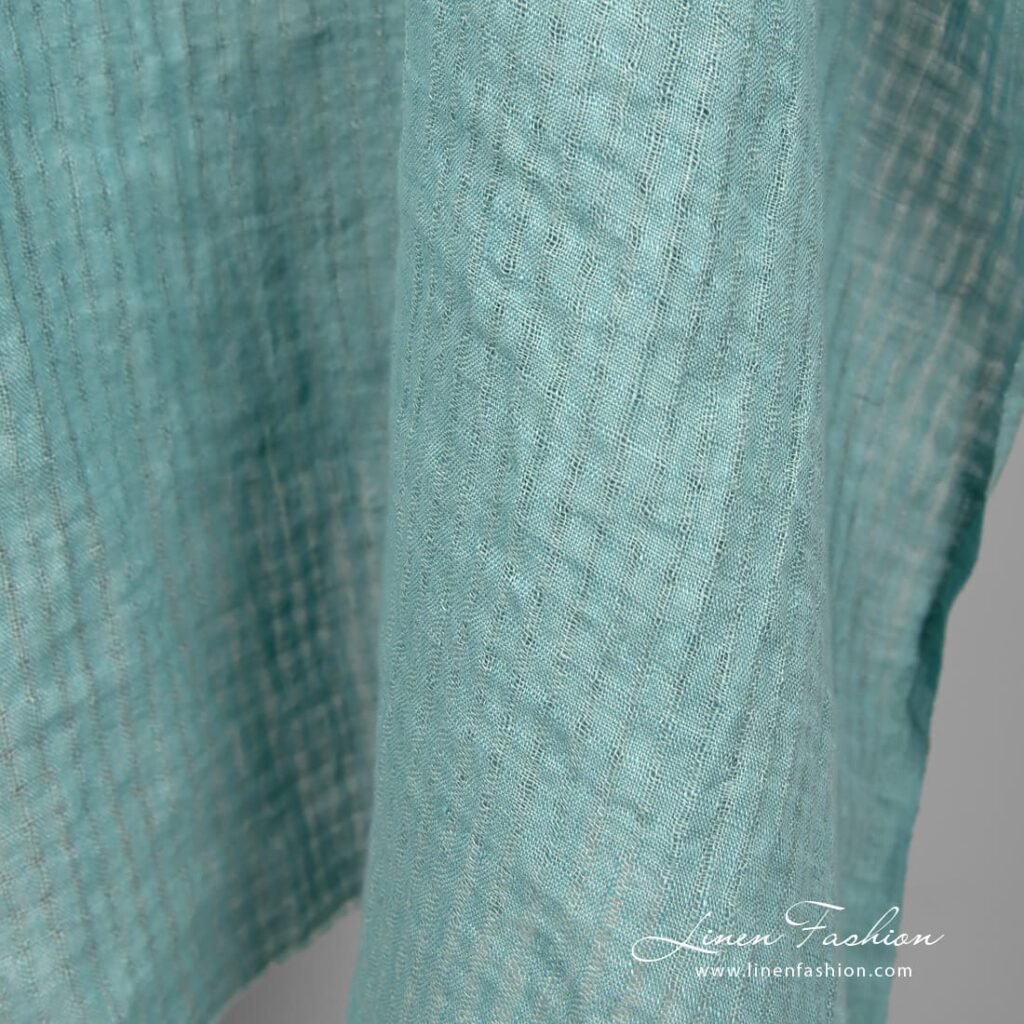 Tissu de lin bleu vert à carreaux transparents lavés 3 Blue green linen fabric in transparent checks, perfect for home textile and clothes