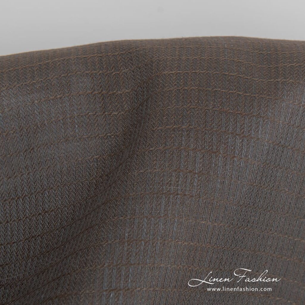 Tissu en lin gris brun à chevrons 2 Grey brown dyed linen fabric.