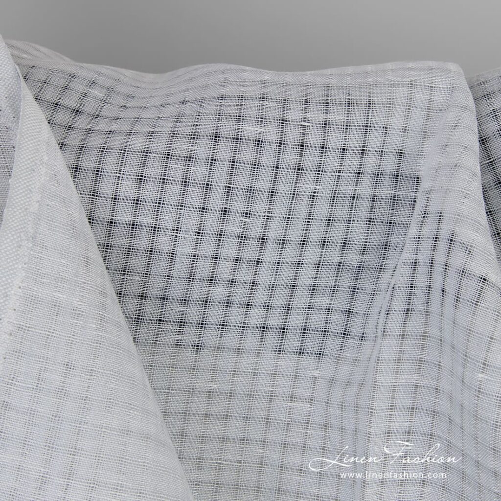 Tissu de lin gris bleuté à carreaux transparents 5 Linen fabric in transparent checks woven in bluish grey and white yarns