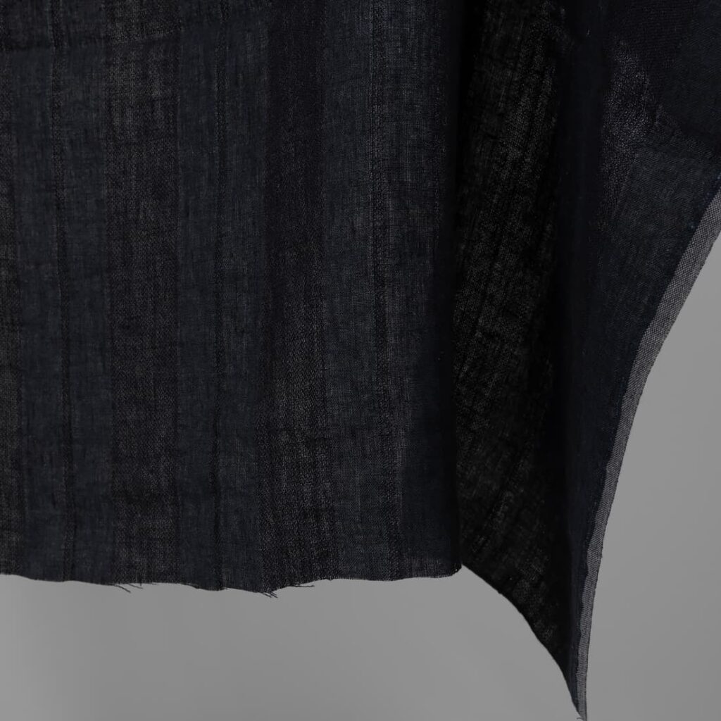 Tissu de lin lavé rayé noir et bleu foncé 2 Washed linen fabric black and dark blue stripes edge