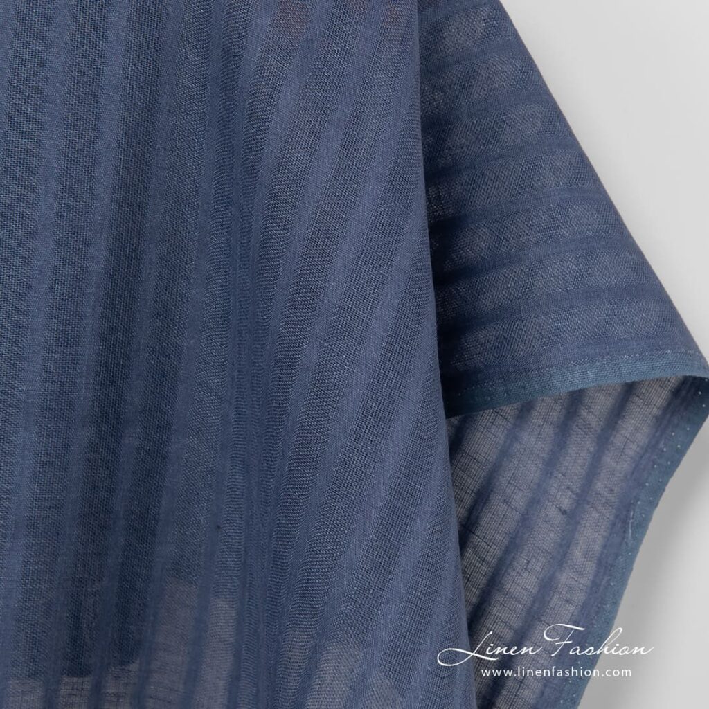 Tissu de lin rayé bleu 3 100% linen fabric in blue colour.