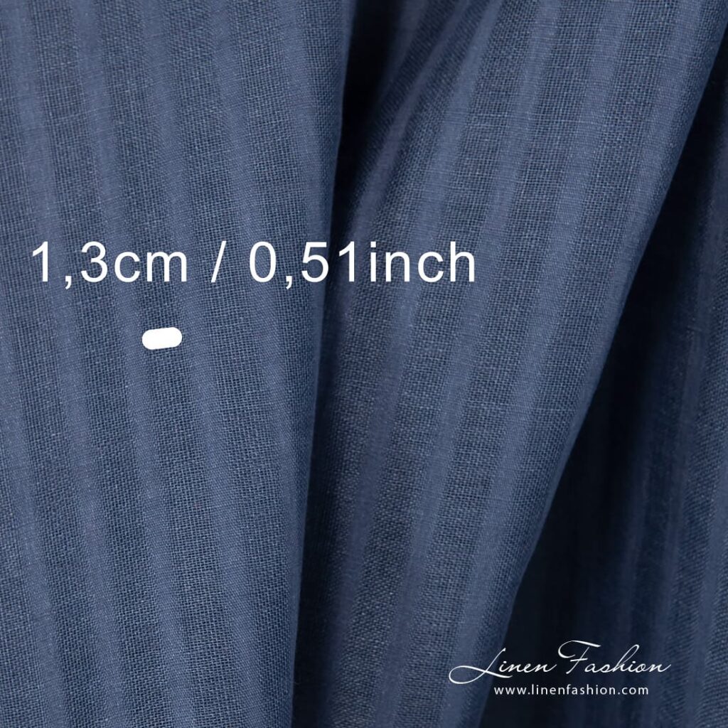 Tissu de lin rayé bleu 4 Striped 100% linen fabric in blue.