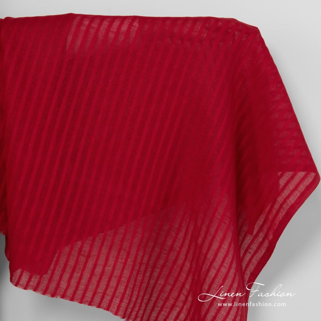 Tissu de lin rouge à rayures verticales ouvertes 1 Red linen fabric with vertical stripes.