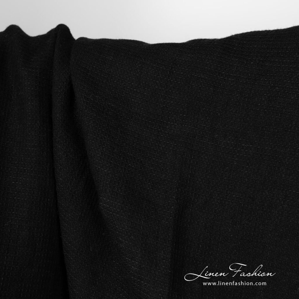 Tissu de lin lavé gaufré noir uni 4 Washed linen fabric solid black waffle close up detail