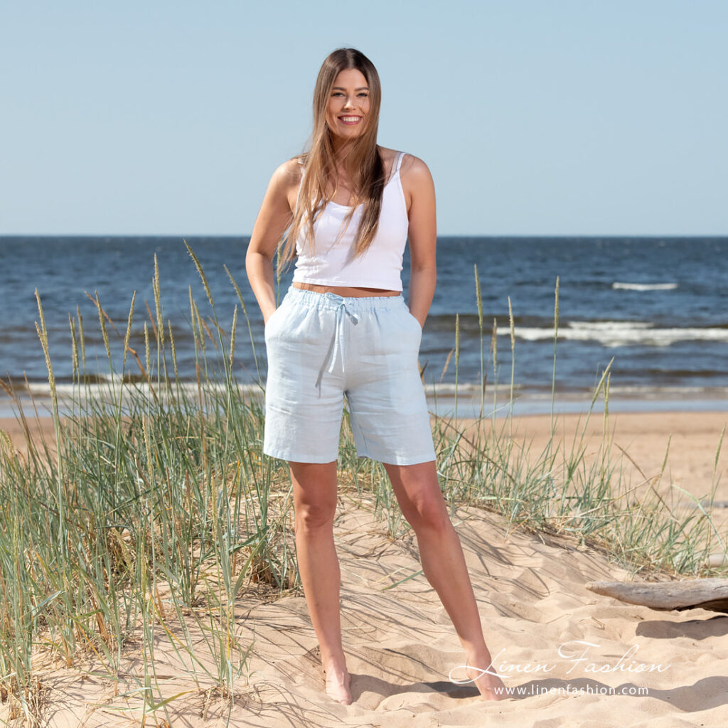 DOLFI Short bleu clair 3 light blue linen shorts in full view.