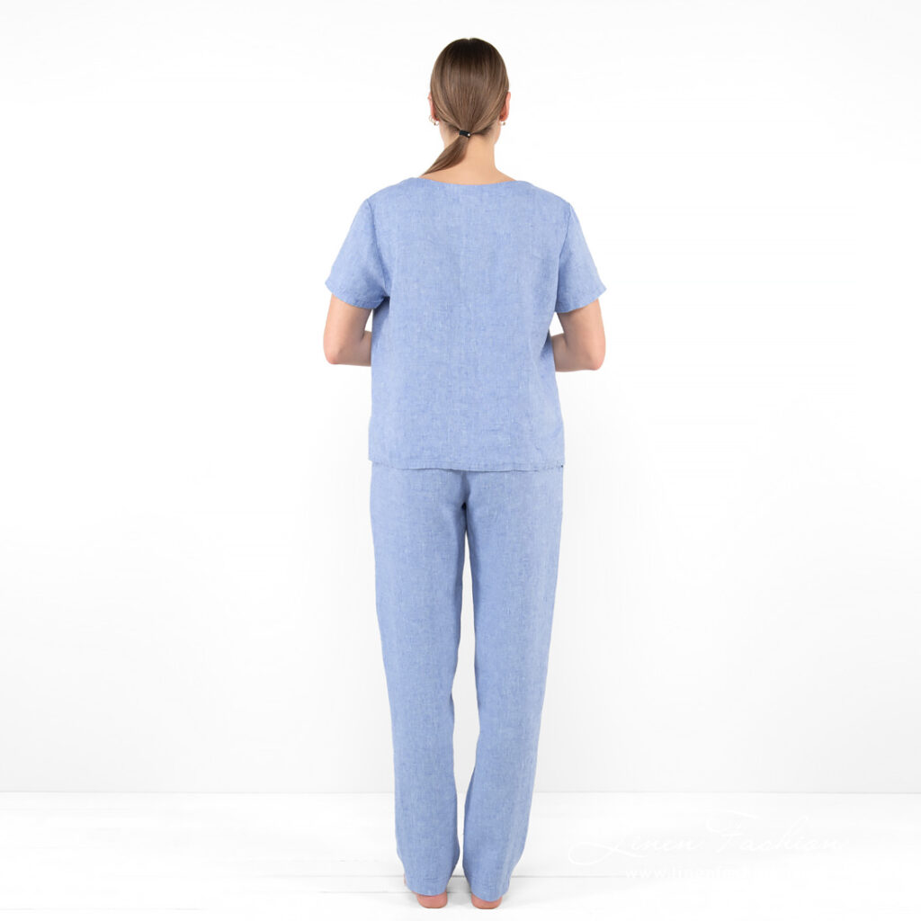 LILLY Blouse bleu 4 linen blue blouse short sleeves from backside full view.