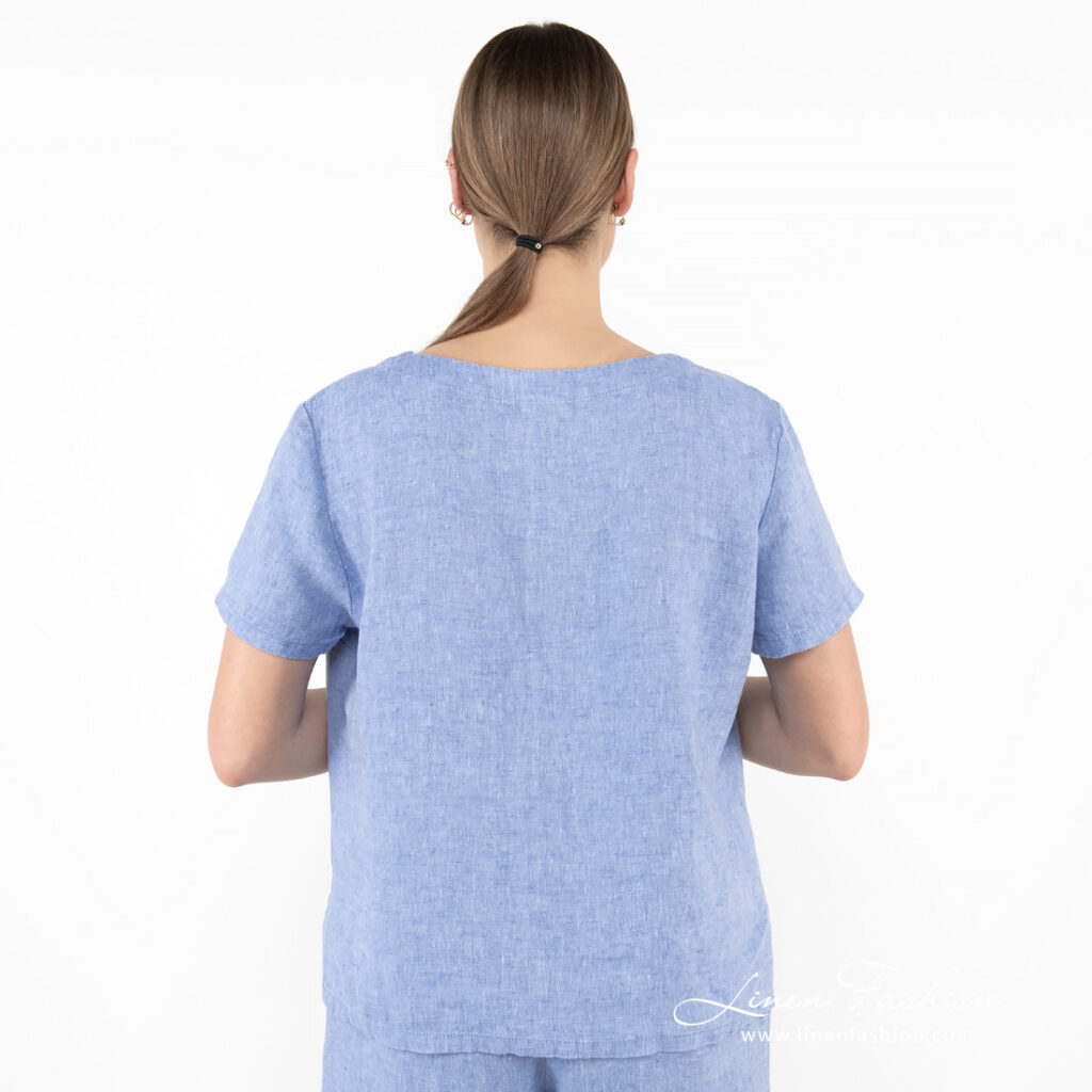 LILLY Blouse bleu 5 linen blue blouse short sleeves from backside.
