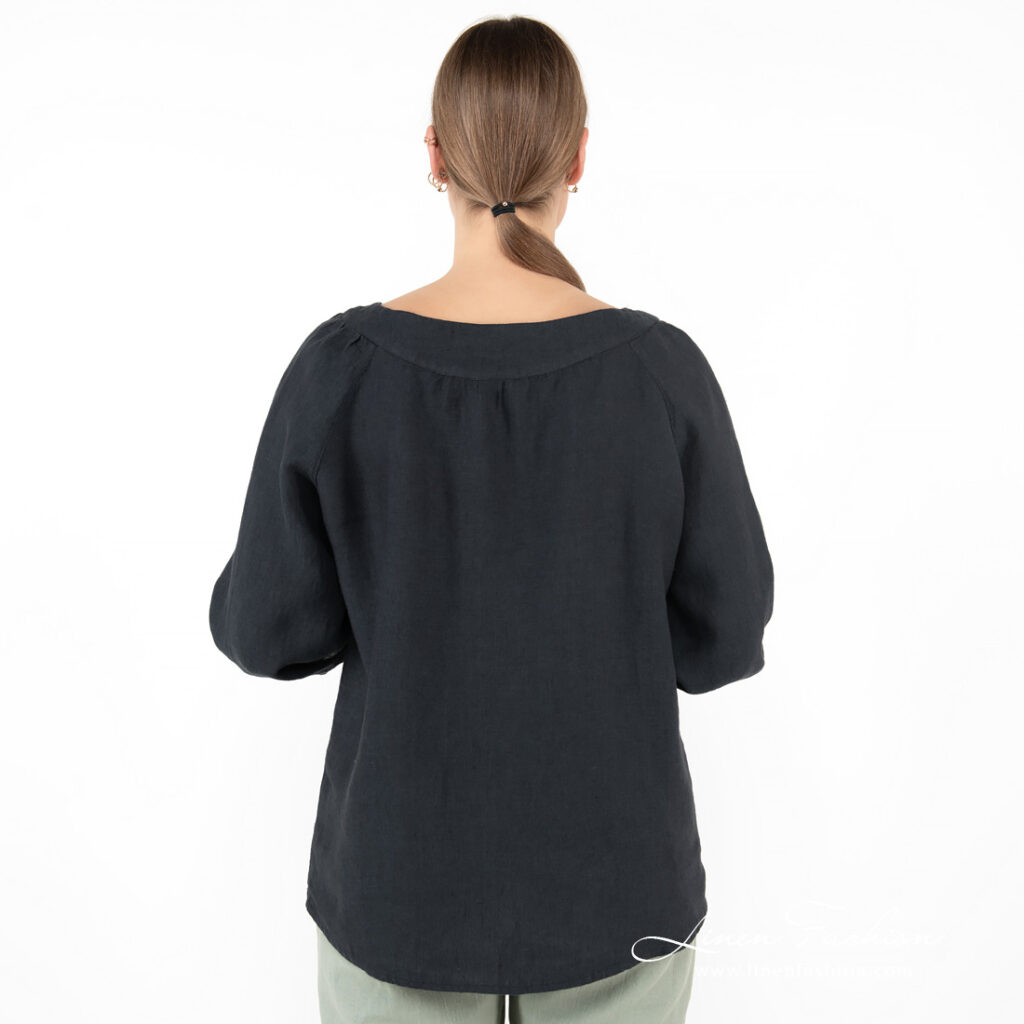 FREDA Blouse noir bleu 6 navy linen blouse, from back side.