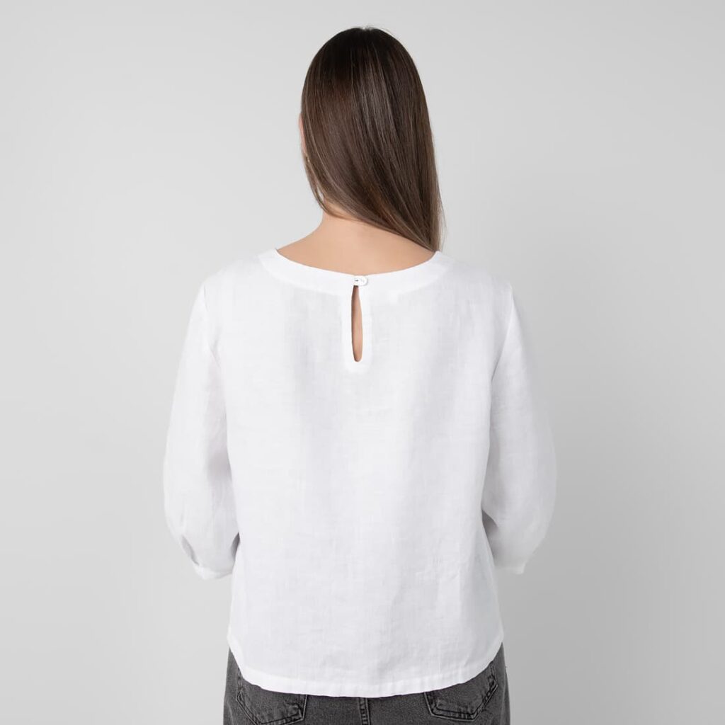 WANDA Blouse blanc 5 White linen blouse with pleats, button closure on back