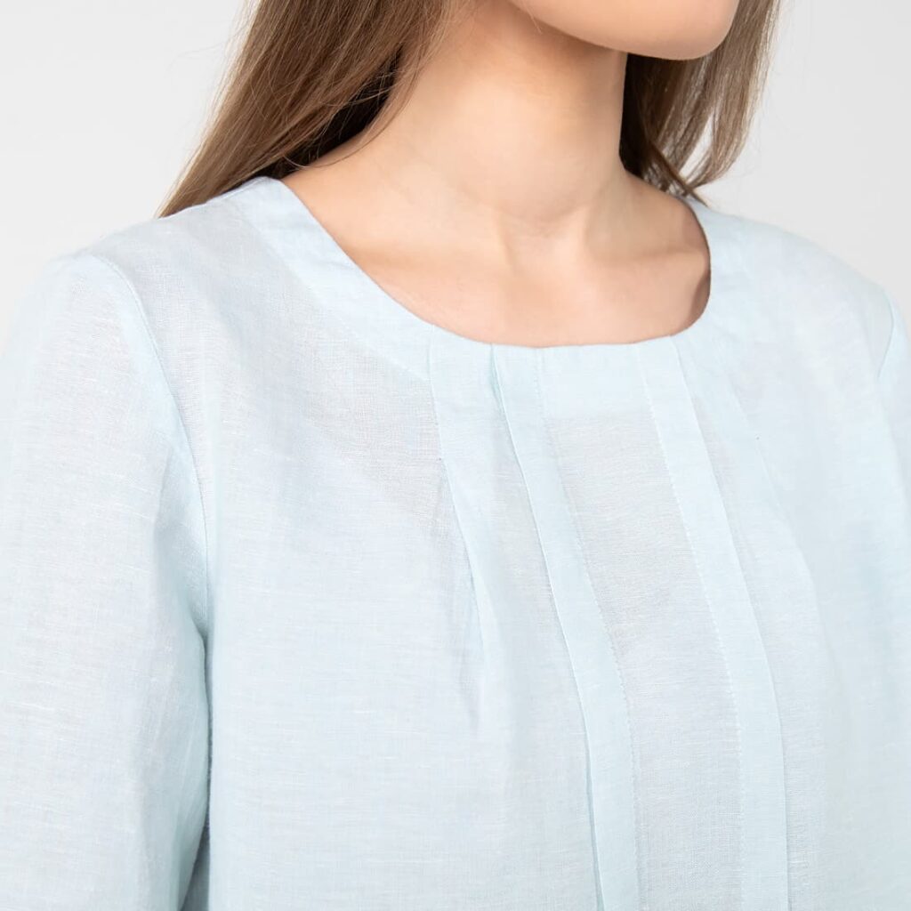 WANDA Blouse bleu clair 4 Light blue linen blouse, round neckline