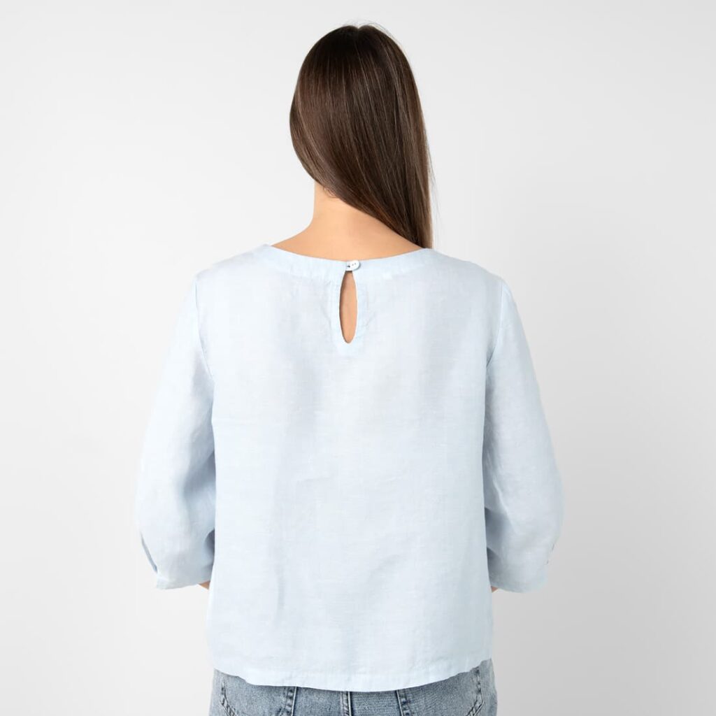 WANDA Blouse bleu clair 6 Light blue linen blouse, button closure on back
