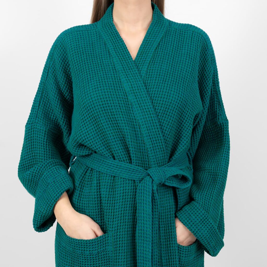 BINGO Peignoir vert émeraude 4 linen cotton emerald bathrobe, simple collar and belt.