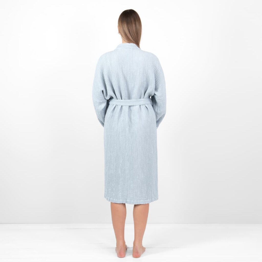 BINGO Peignoir bleu glace 6 linen cotton blue grey bathrobe from backside.