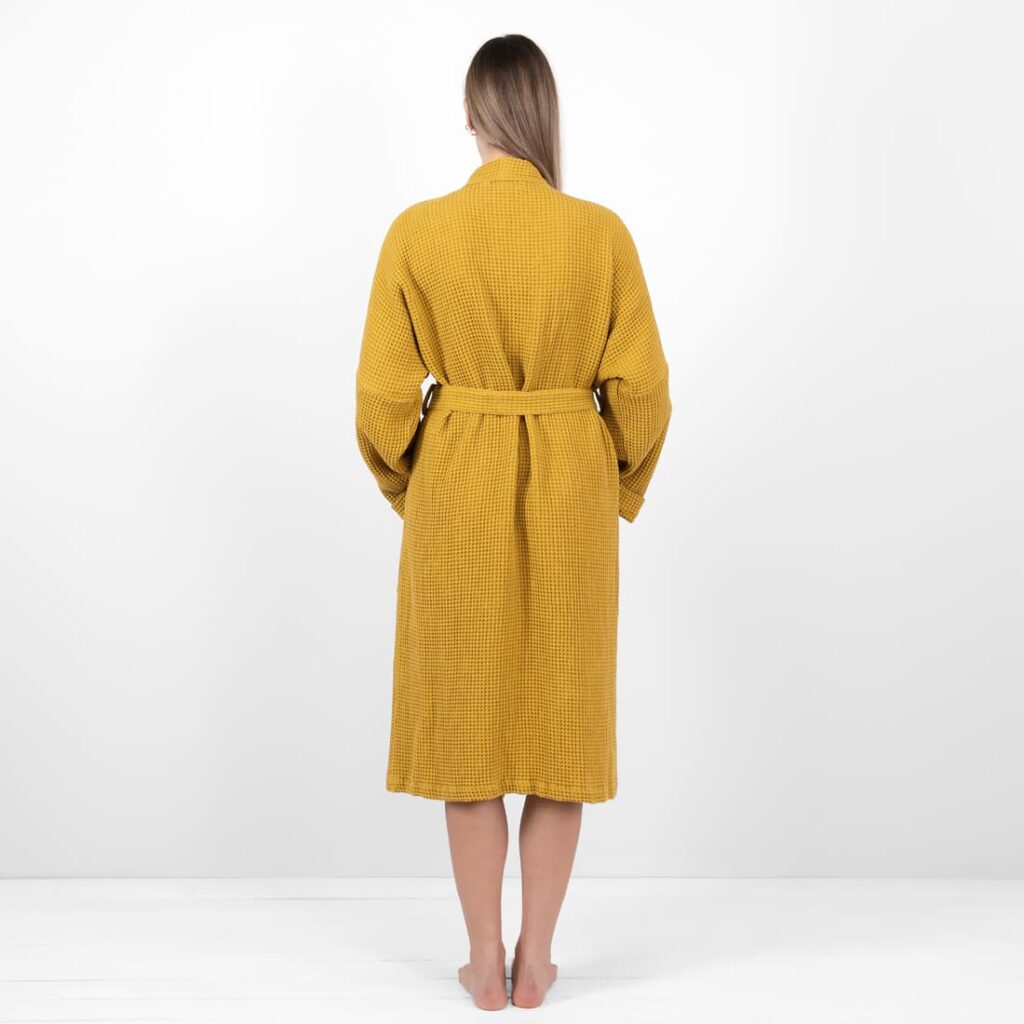 BINGO Peignoir moutarde 6 linen cotton mustard bathrobe from backside.
