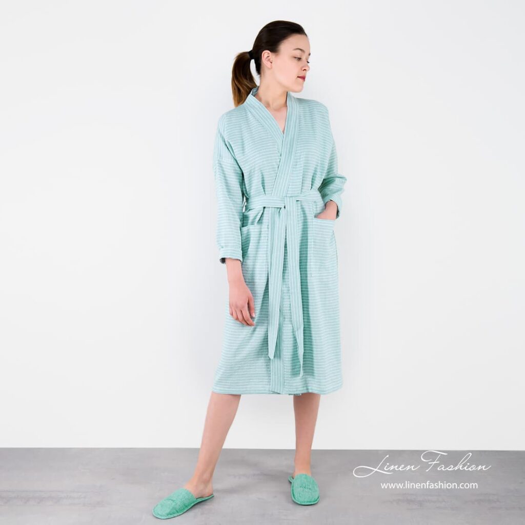 MARY Peignoir vert clair 2 MARY light green linen robe for women.
