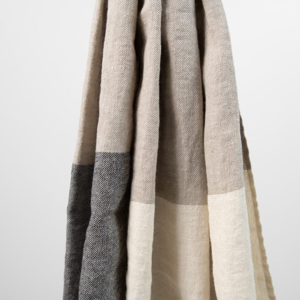 TORBY Châle beige noir 4 TORBY Châle beige noir – Image 4