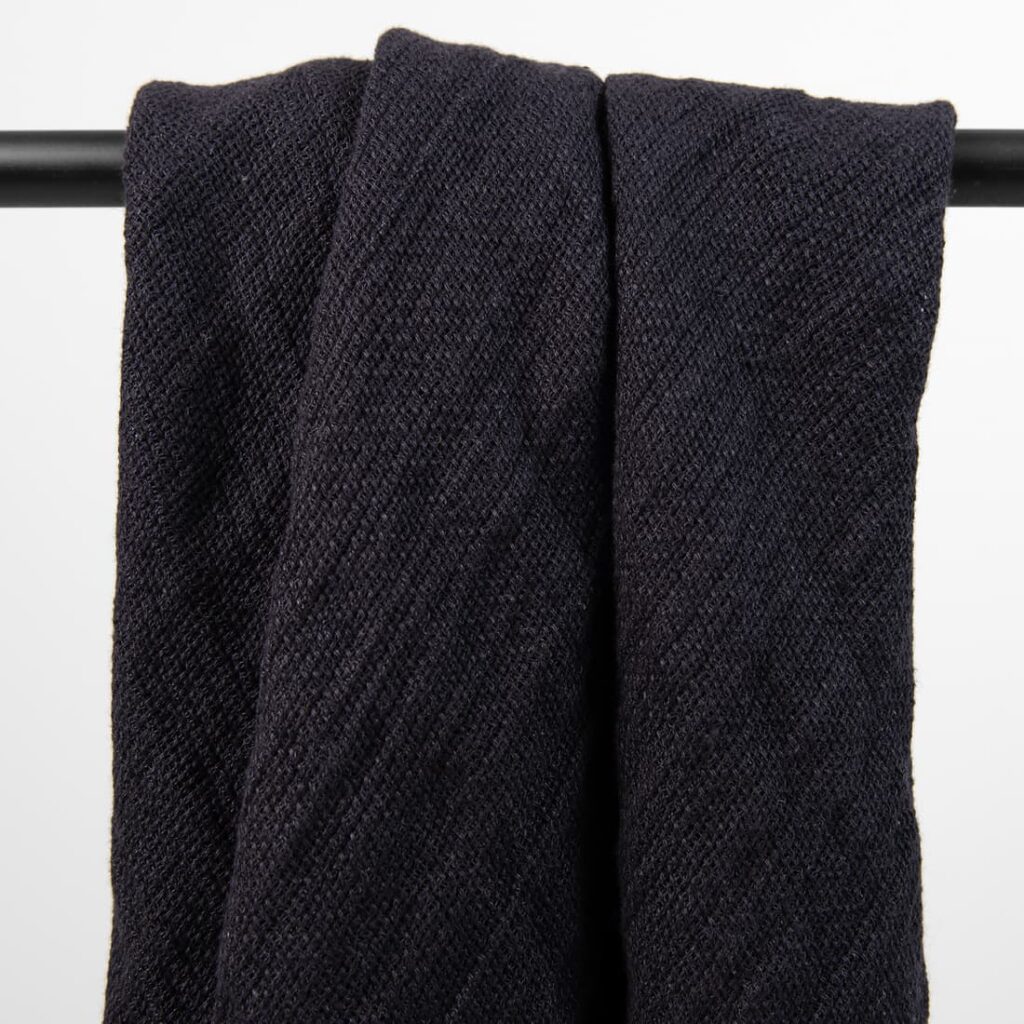 INO Foulard noir 4 INO Foulard noir – Image 4