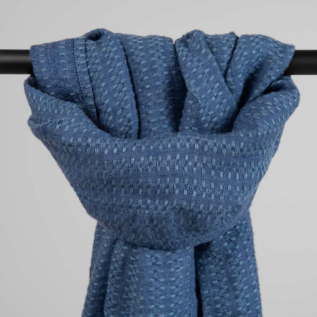 ULTRA Châle à motifs bleus 2 ULTRA Châle à motifs bleus – Image 2