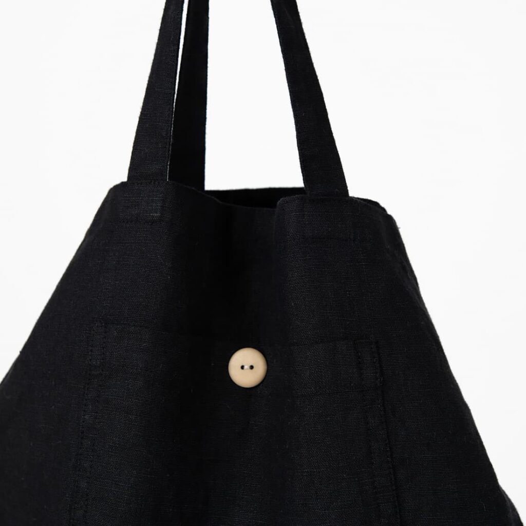 SAGA Sac noir 2 Black linen tote bag with button