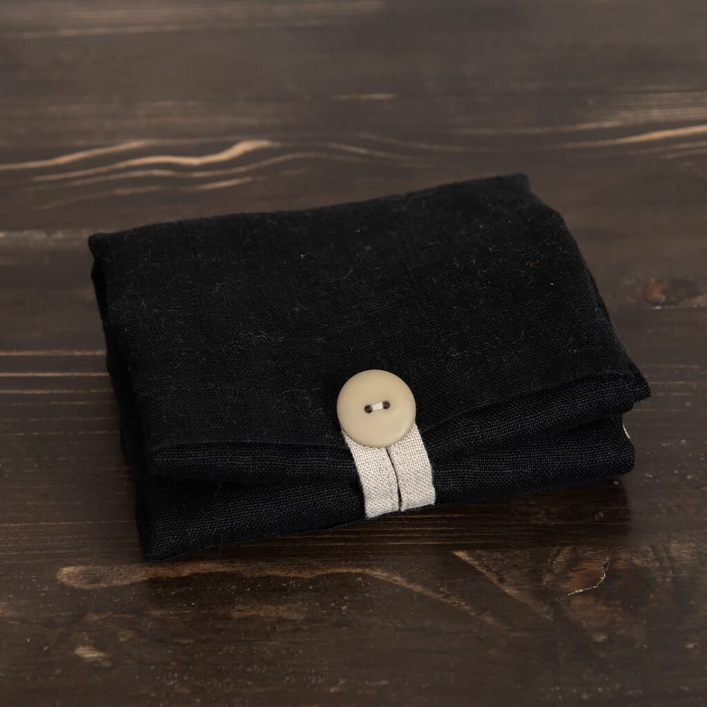 SAGA Sac noir 4 Black linen tote bag folded up