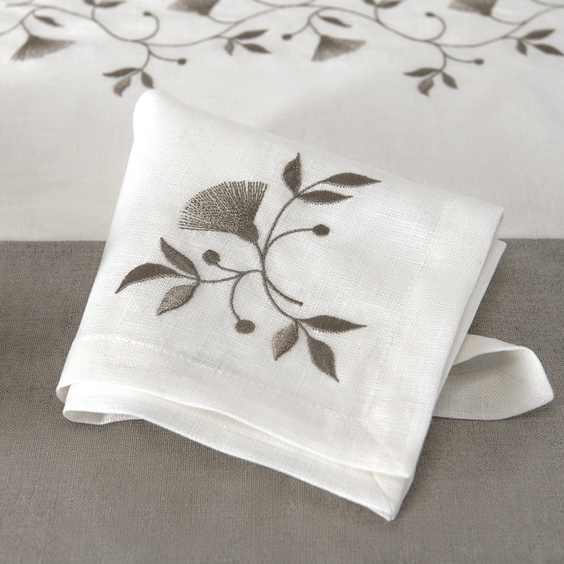 ORSON Serviette de table blanche 1 Off-white napkin with brownish floral stitching