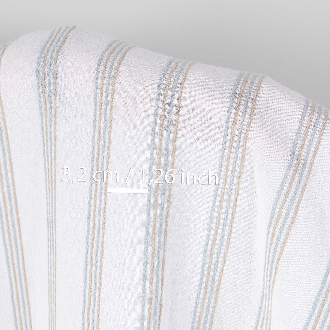 Tissu large en coton lin lavé blanc optique avec rayures 2 Washed linen cotton fabric white with blue and grey stripes, with measurements